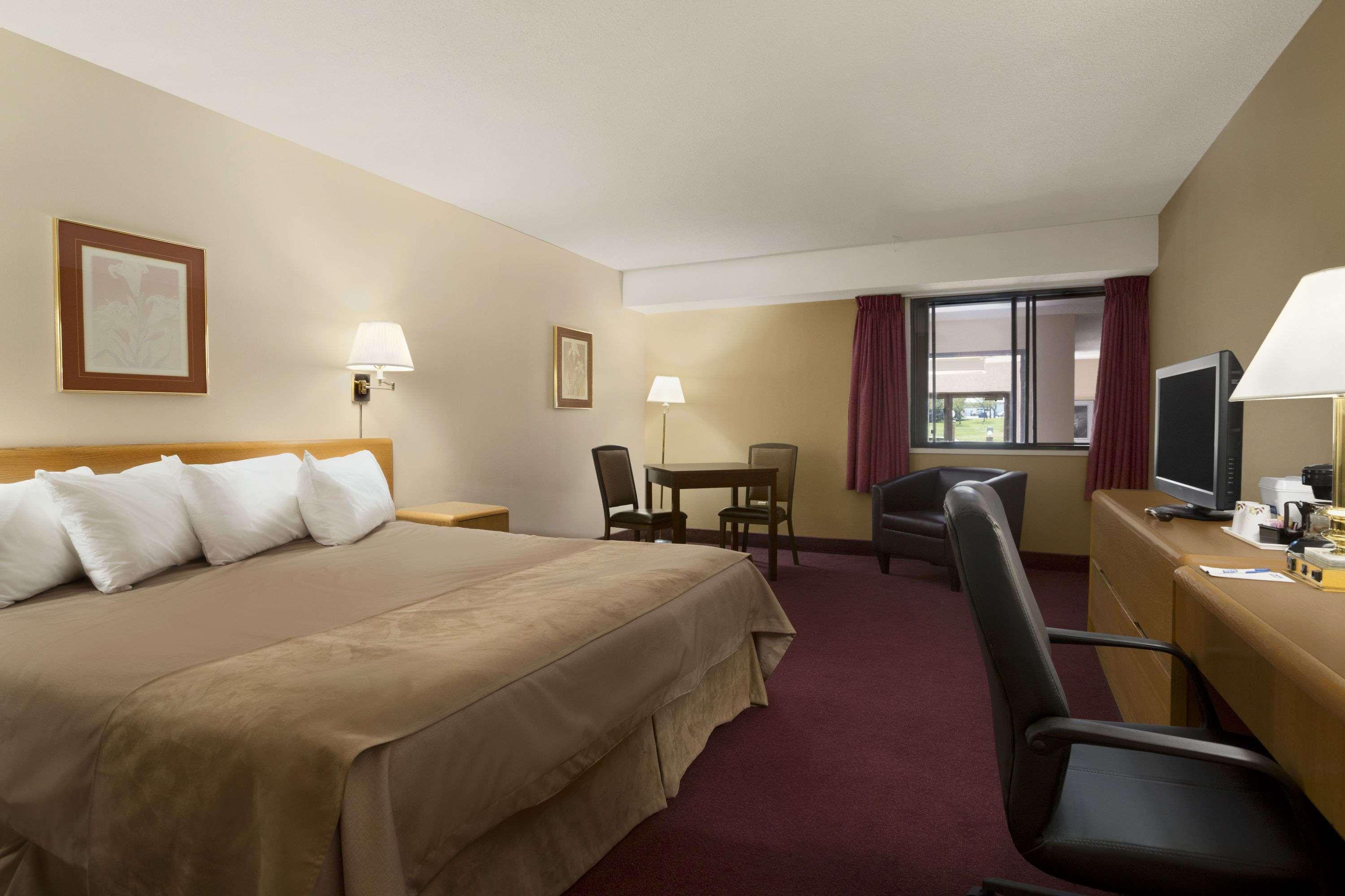 Hotel Clarion Pointe Medicine Hat Exterior foto