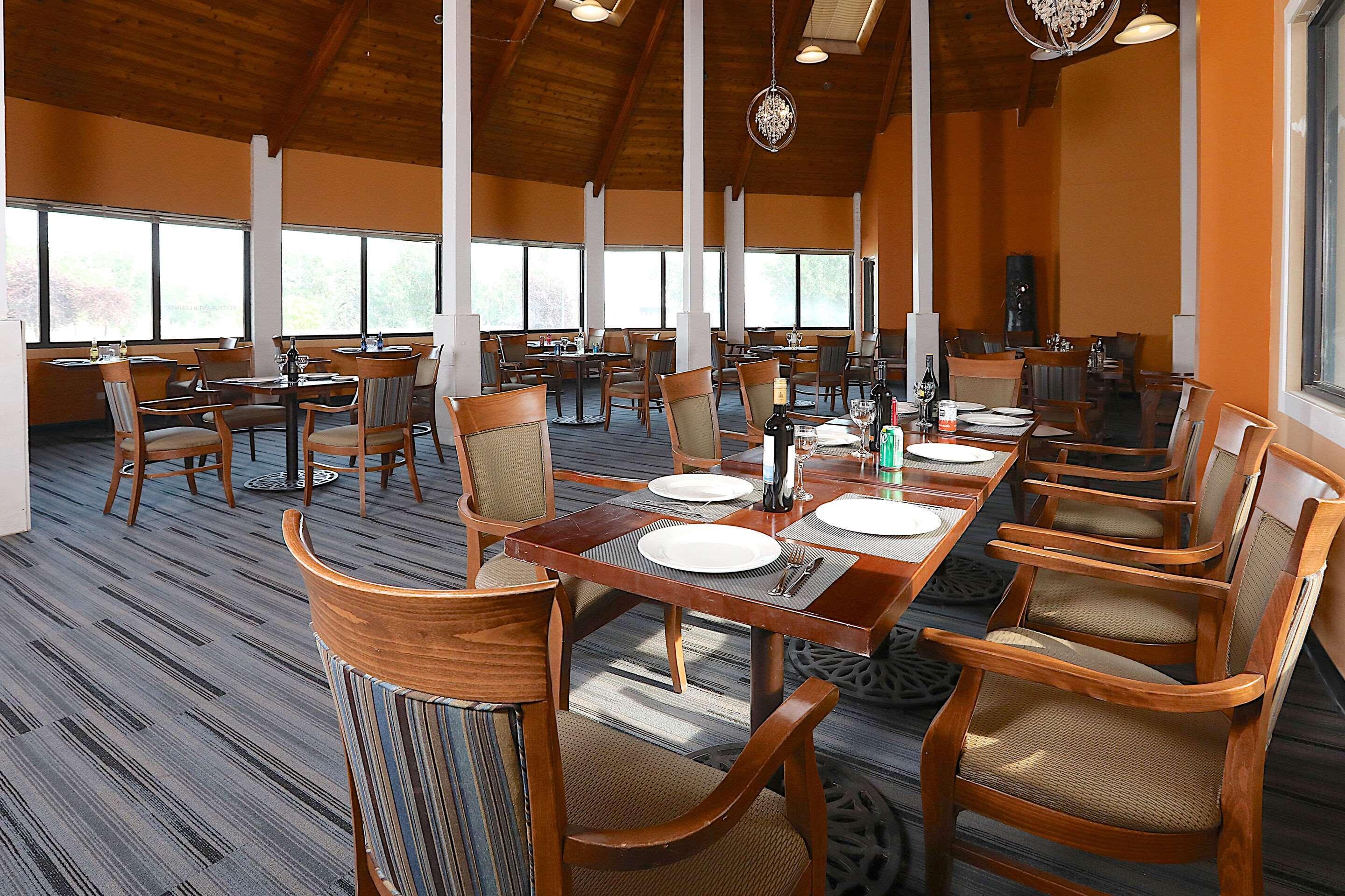 Hotel Clarion Pointe Medicine Hat Exterior foto